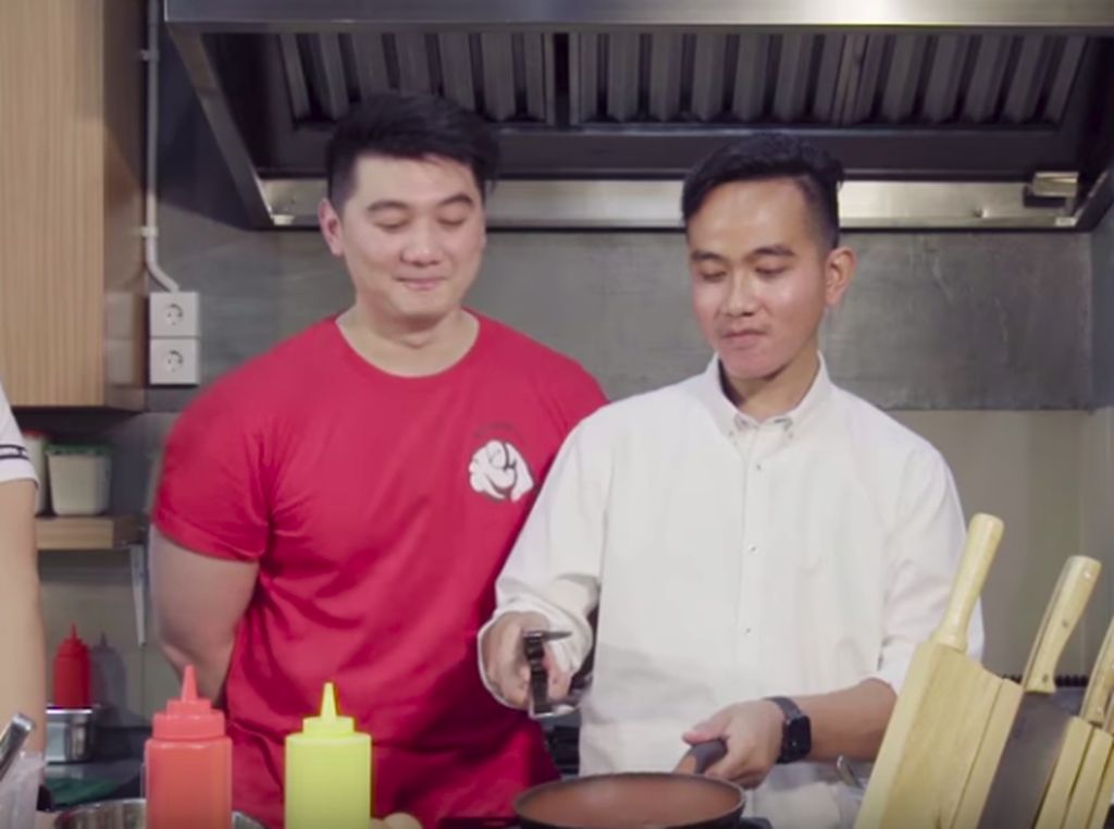 Chef Arnold-Kaesang-Gibran Beberkan Resep Telur Selimut Mangkok Ku Chef Arnold-Kaesang-Gibran Beberkan Resep Telur Selimut Mangkok Ku