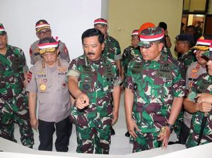 Momen Panglima TNI dan Kapolri Tinjau Prajurit di Pulau Nipah Momen Panglima TNI dan Kapolri Tinjau Prajurit di Pulau Nipah
