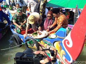 Naik Perahu Nelayan, Menteri Susi Ikut Sedekah Laut Di Demak Naik Perahu Nelayan, Menteri Susi Ikut Sedekah Laut Di Demak