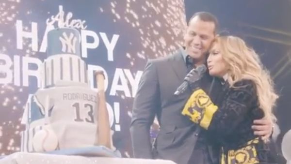 So Sweet! Jennifer Lopez Hentikan Konser Demi Rayakan Ultah Tunangannya