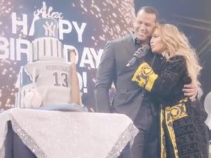 So Sweet! Jennifer Lopez Hentikan Konser Demi Rayakan Ultah Tunangannya