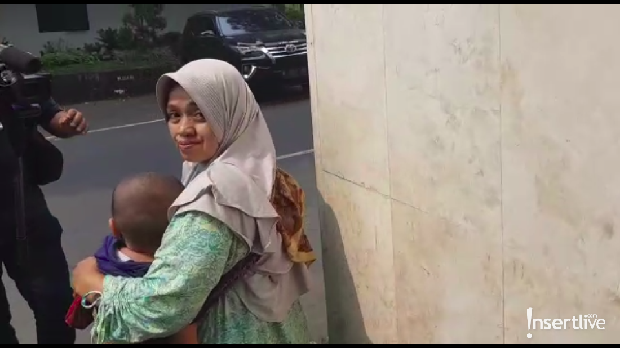 Ibu Titin Menggendong Anak Rey Utami