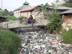 Pembersihan Sampah Kali Bahagia Sepanjang 1,5 Km Terkendala Bangunan Liar