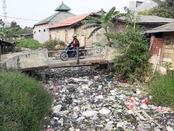 Pembersihan Sampah Kali Bahagia Sepanjang 1,5 Km Terkendala Bangunan Liar