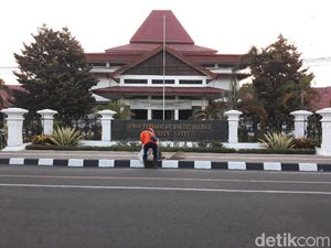 DPRD Bantul Anggarkan Rp 200 Juta Untuk Baju Anggota Dewan DPRD Bantul Anggarkan Rp 200 Juta Untuk Baju Anggota Dewan