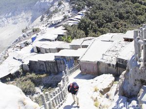 Cerita Pedagang saat Abu Vulkanik Tangkuban Perahu Terjang Kios