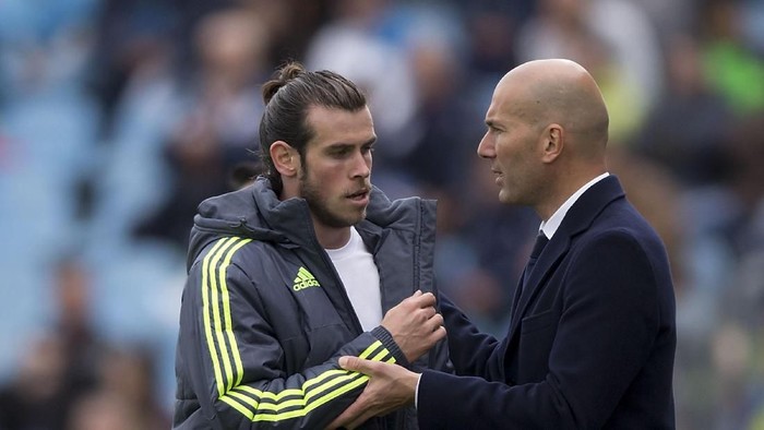 GETAFE, SPAIN - APRIL 16: Gareth Bale (L) of Real Madrid CF clashes hands with his head coach Zinedine Zidane (R) as he leaves the pithc  during the La Liga match between Getafe CF and Real Madrid CF at Coliseum Alfonso Perez on April 16, 2016 in Getafe, Spain.  (Photo by Gonzalo Arroyo Moreno/Getty Images)