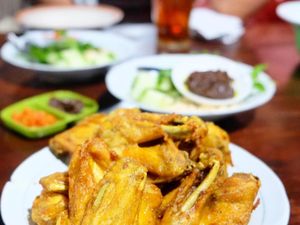 5 Tempat Makan Ayam Goreng Jadul yang Enaknya Legendaris
