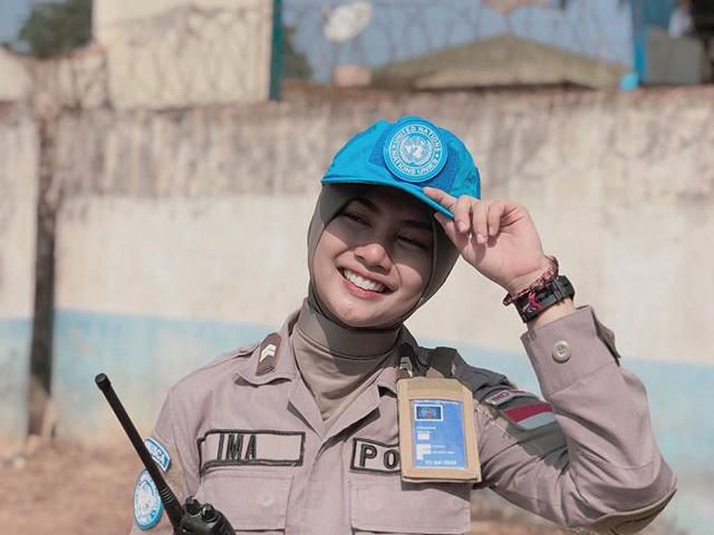 Ini Briptu Imah yang Punya Pesona dan Senyum Seindah Pevita Pearce Ini Briptu Imah yang Punya Pesona dan Senyum Seindah Pevita Pearce