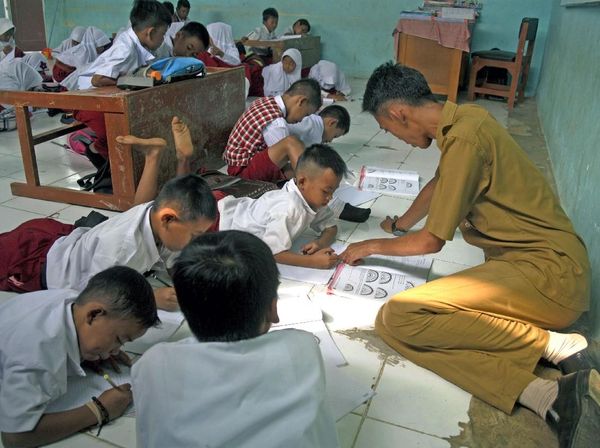Miris, Siswa Belajar di Lantai Karena Kekurangan Meja dan Bangku