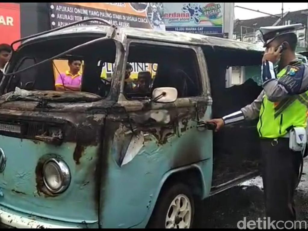 VW Kombi yang Dikendarai WN Australia Terbakar di Blitar VW Kombi yang Dikendarai WN Australia Terbakar di Blitar