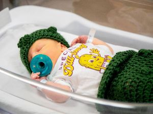 Lucunya! Bayi Baru Lahir Ini Dipakaikan Kostum Acar