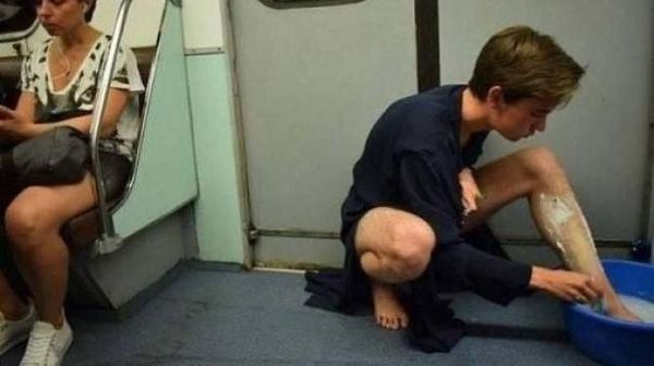 Percaya Nggak Percaya, Kejadian Ini Cuma Terjadi di Kereta Bawah Tanah