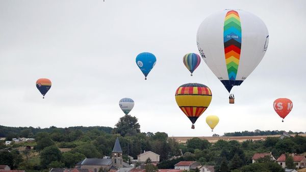 Warna-warni Balon Udara Hiasi Langit Prancis