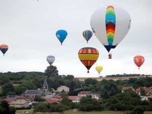 Warna-warni Balon Udara Hiasi Langit Prancis