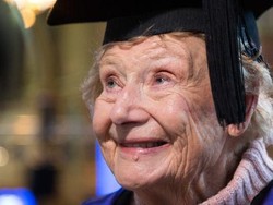 Tak Pernah Terlambat Untuk Belajar, Nenek Australia Ini Lulus S2 Usia 90 Tahun
