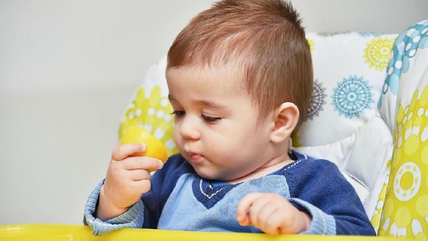 Ilustrasi bayi belajar makan/