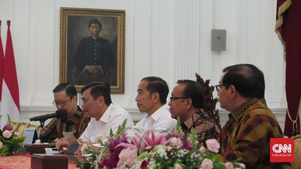 Presiden Joko Widodo menerima ketua Softbank dan Grab di Istana Merdeka, Jakarta, Senin (29/7). Jokowi turut didampingi Menteri Koordinator Bidang Kemaritiman Luhut Binsar Panjaitan, Menteri Sekretariat Negara Pratikno, Sekretaris Kabinet Pramono Anung, dan Kepala BKPM Thomas Lembong.