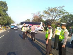Berangkat Sekolah, Seorang Siswi SMP di Madiun Tewas Tertabrak Bus