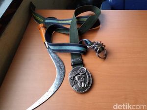 Satpol PP Amankan Belasan Siswa Bolos di Depok, Senjata Tajam Disita