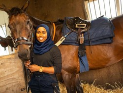 Ini Khadijah Mellah, Joki Berhijab Pertama di Pacuan Kuda Inggris