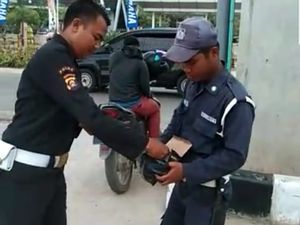 Viral 2 Sekuriti Palembang Sebar Paku di SPBU, Ini Cerita di Baliknya Viral 2 Sekuriti Palembang Sebar Paku di SPBU, Ini Cerita di Baliknya