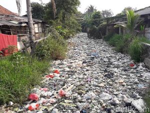 Sampah di Kali Bahagia Bekasi Sepanjang 1,5 Km