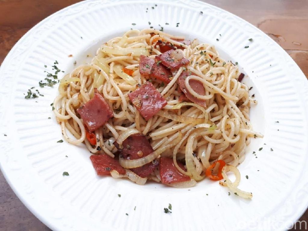 Menyantap Spaghetti dan Selfie Asyik di Kafe Instagenik Menyantap Spaghetti dan Selfie Asyik di Kafe Instagenik