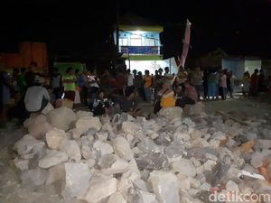 Pabrik Benang di Sidoarjo Diblokir Warga, Batu Besar Ditumpuk di Akses Masuk Pabrik Benang di Sidoarjo Diblokir Warga, Batu Besar Ditumpuk di Akses Masuk