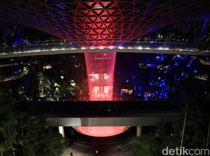 Sisi Lain Jewel Changi di Malam hari Sisi Lain Jewel Changi di Malam hari