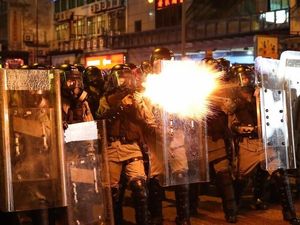 Massa dan Polisi Hong Kong  Kembali Bentrok