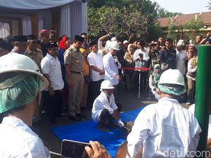 Beri Sertifikat ke Pemotong Kurban, Anies: Selama Ini Tanpa Sertifikat Ya?