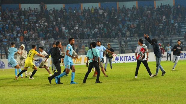 Kericuhan terjadi pada laga antara Persela vs Borneo memprotes keputusan wasit. (