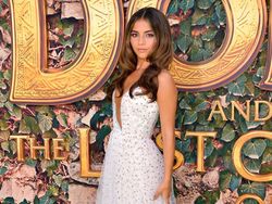 Gaya Seksi Dora saat Gala Premier di California