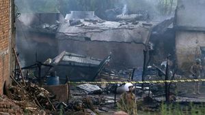 Detik-detik Pesawat Militer Pakistan Jatuh Menimpa Rumah Warga