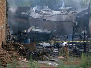 Detik-detik Pesawat Militer Pakistan Jatuh Menimpa Rumah Warga