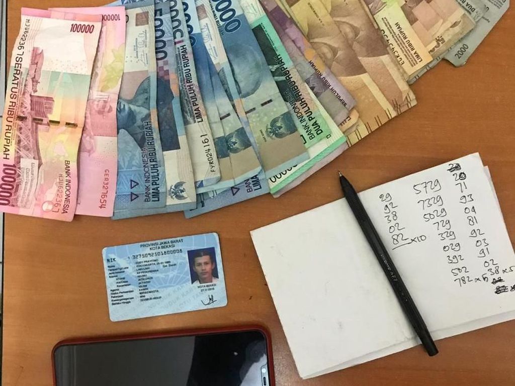 Penjual Togel di Pasar Pondok Gede Ditangkap Polisi Penjual Togel di Pasar Pondok Gede Ditangkap Polisi