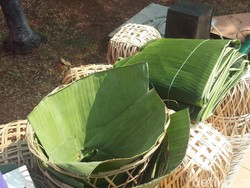 Dilema Bungkus Daging Kurban Pakai Plastik, Daun, Atau Besek Bambu