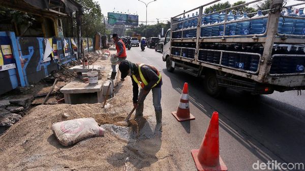 Saluran Air di Jalan Juanda Ciputat Dibenahi
