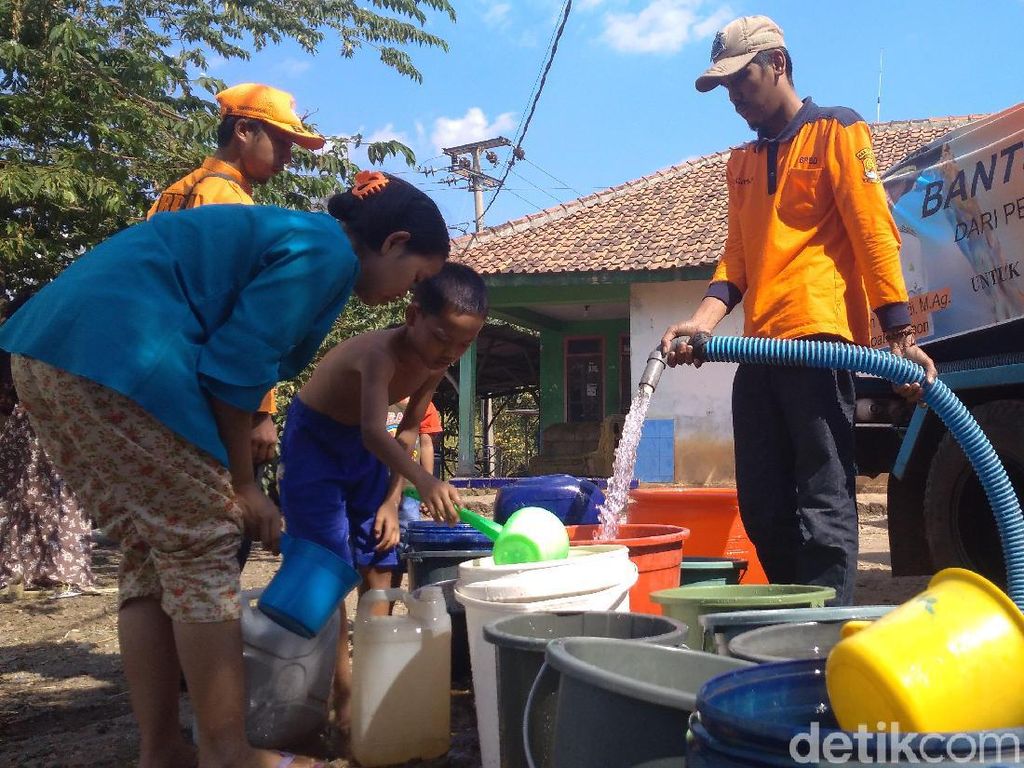3 Bulan Kekeringan, Ribuan Warga Plaosan Cirebon Butuh Air Bersih 3 Bulan Kekeringan, Ribuan Warga Plaosan Cirebon Butuh Air Bersih