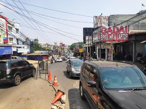 Dampak Perbaikan Jembatan, Polisi Rekayasa Lalin di Jalan Raya Sawangan