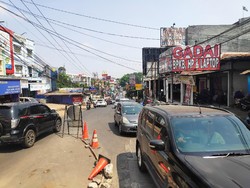 Dampak Perbaikan Jembatan, Polisi Rekayasa Lalin di Jalan Raya Sawangan