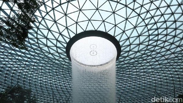 Foto: Air Terjun Indoor Tertinggi Sedunia di Singapura