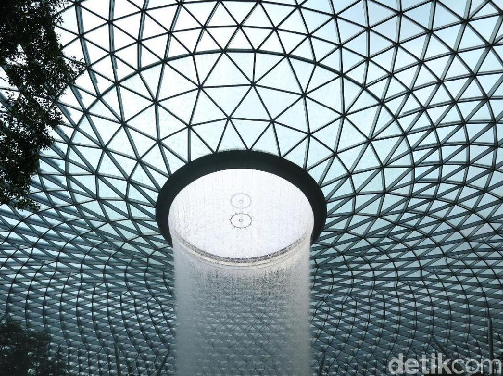 Foto: Air Terjun Indoor Tertinggi Sedunia di Singapura Foto: Air Terjun Indoor Tertinggi Sedunia di Singapura