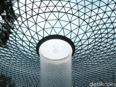 Foto: Air Terjun Indoor Tertinggi Sedunia di Singapura
