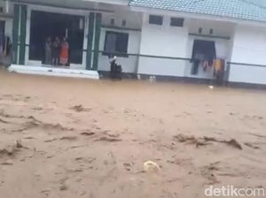 Banjir di Parigi Sulteng: RS Kena Dampaknya, Motor Terseret Arus