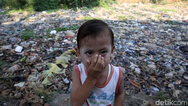 Jorok! Kali Pisang Batu Penuh Sampah dan Berbusa