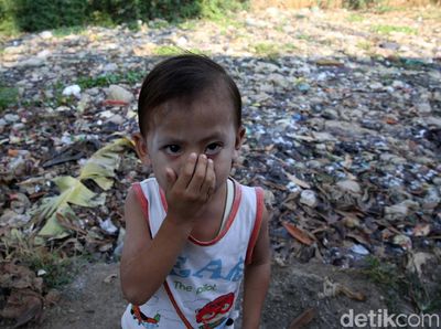 Jorok! Kali Pisang Batu Penuh Sampah dan Berbusa