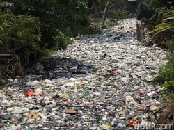 Video Pemandangan Sampah Kali Bahagia yang Tak Bikin Bahagia