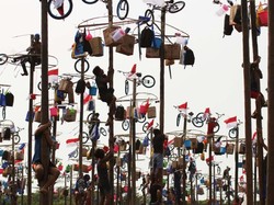 Yuk Ikut Lomba Makan Kerupuk Raksasa & Panjat Pinang Kolosal di Ancol